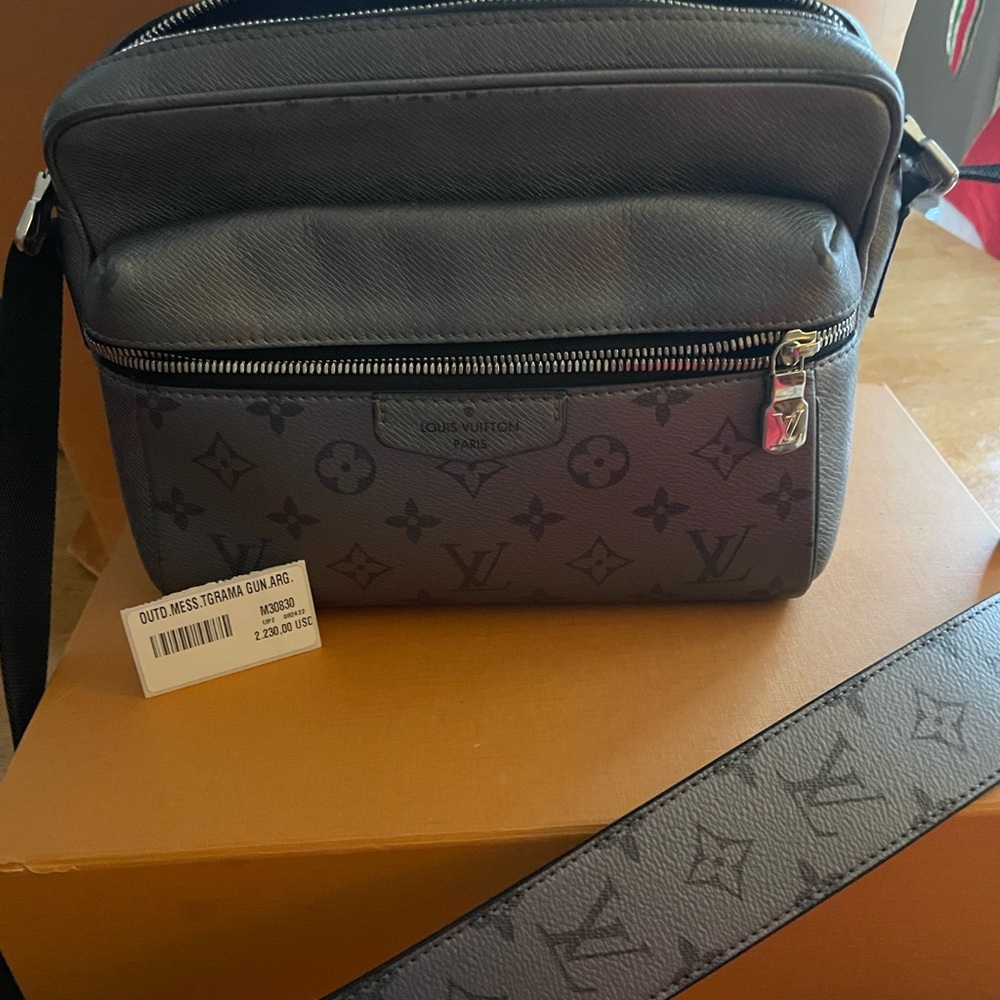 Louis Vuitton Womens/Men Taigarama leathet  Monogram Messenger Bag in Gunmetal